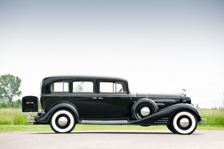  Cadillac Series 60 7-Passenger Limousine by Fleetwood 1933 года  (фото 18 из 21)